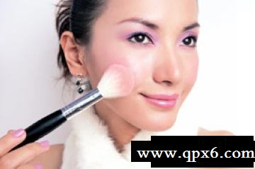 高光腮红打造粉紫系嫩妆[组图]