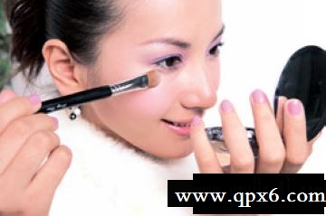 高光腮红打造粉紫系嫩妆[组图]